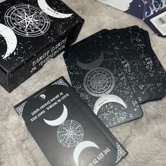 TAROT CARDS - Picture 4 of 6